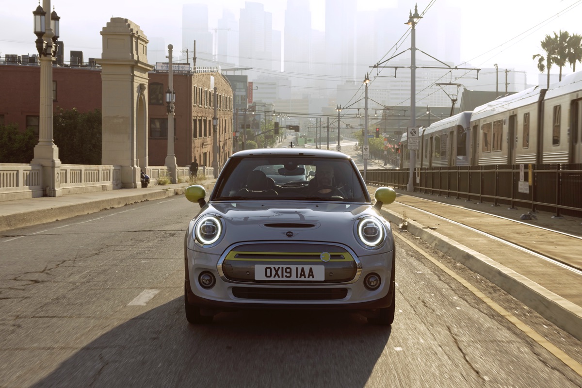 The new electrically powered MINI Cooper SE